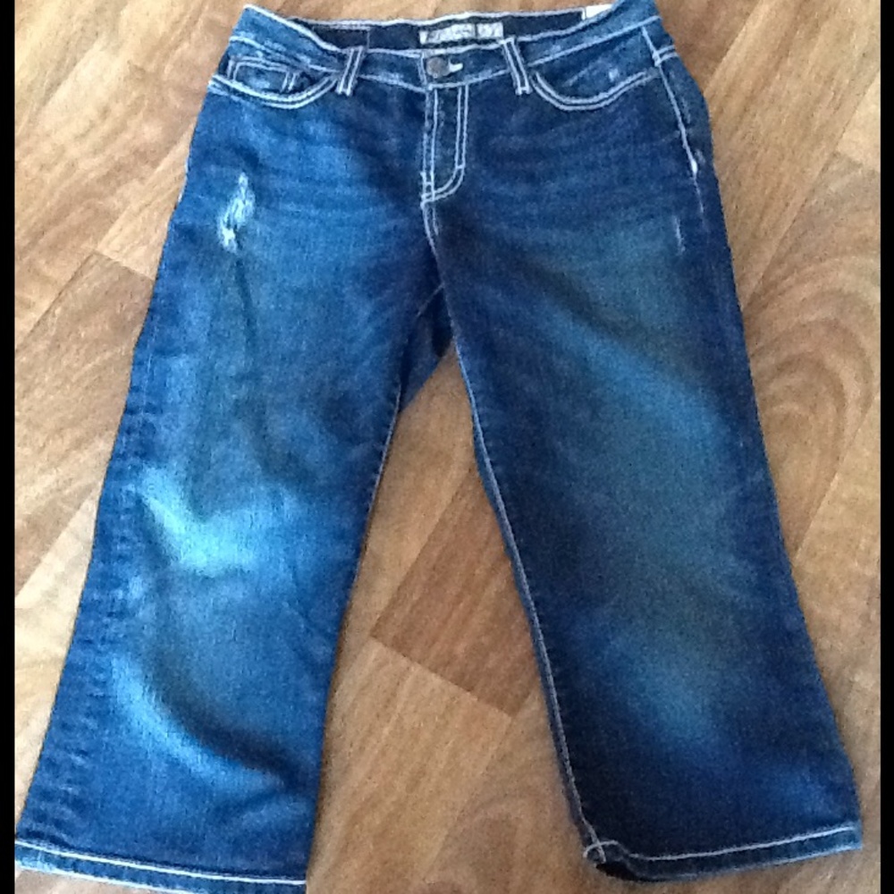 ❤️❤️BKE Drew Capri Cropped Distressed Blue Jean